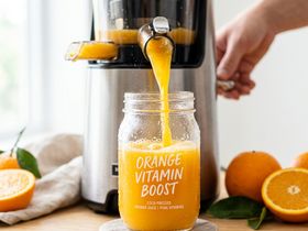 Vers fruit koud persen in een slowjuicer